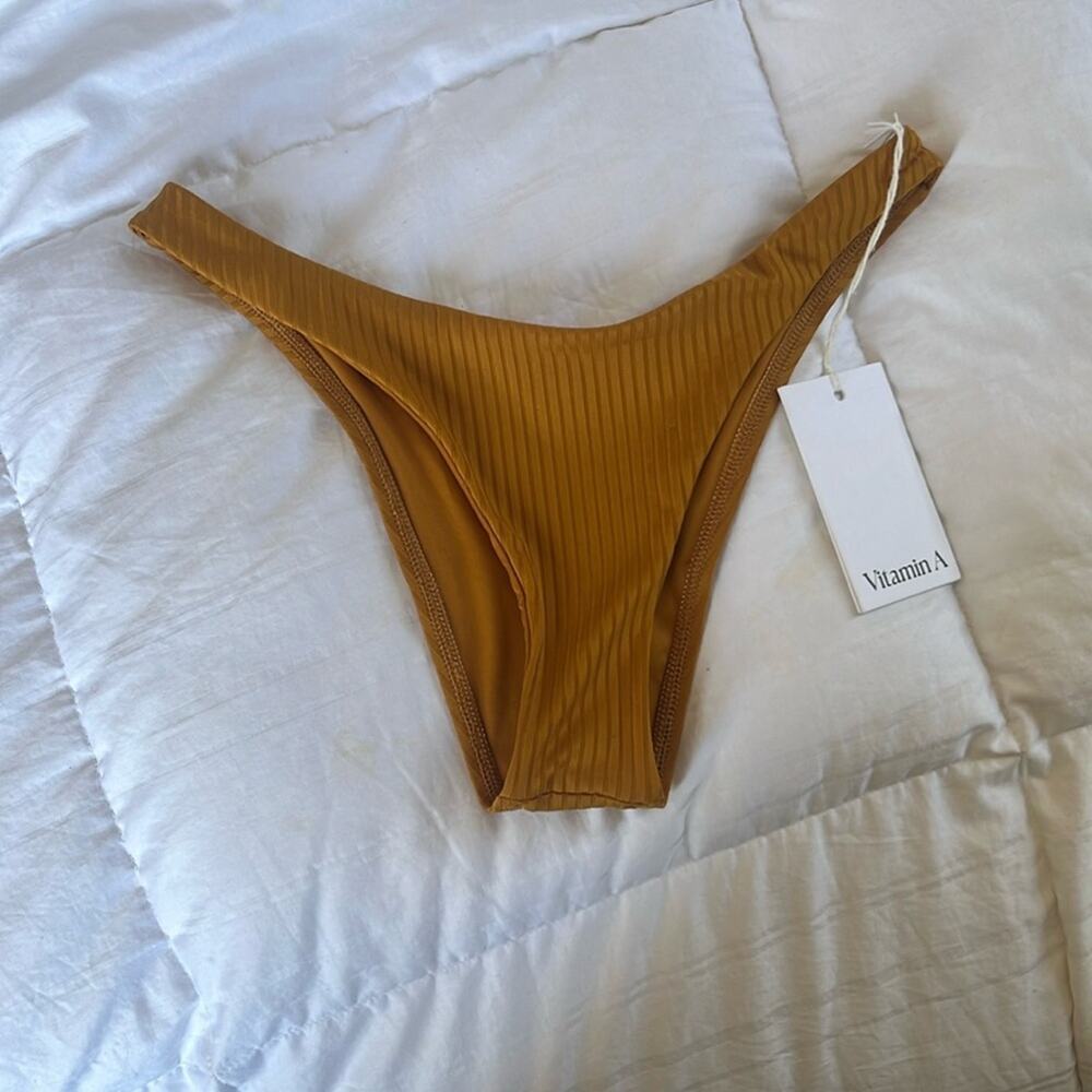 NWT Vitamin A Brazilian cut bikini bottoms. Size M